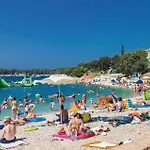 3 Bedroom Beautiful Apartment In Pula