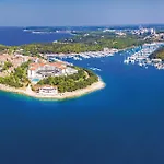 3 Bedroom Beautiful Apartment In Pula