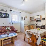 3 Bedroom Lovely In Apartment Pula