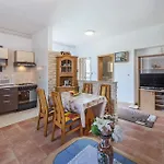 3 Bedroom Lovely In * Pula